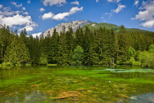 山上的小湖