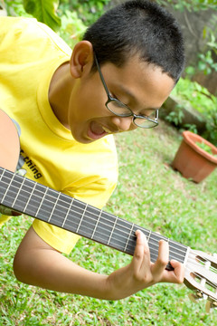 小男孩彈吉他