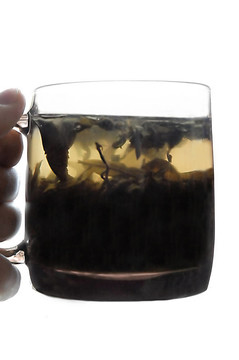 一杯很濃的綠茶。
