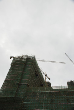 高聳的正在修建的樓房工地