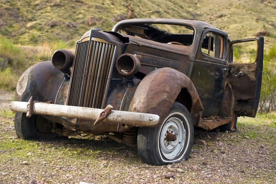 生銹的廢棄的汽車在Desert