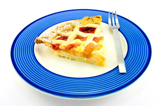苹果和Strawberry Pie用叉子切片