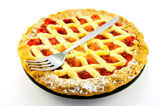 整個蘋果和Strawberry Pie用叉子