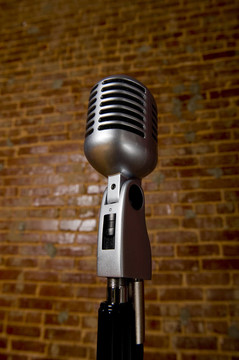 在磚墻前vintagemicrophone