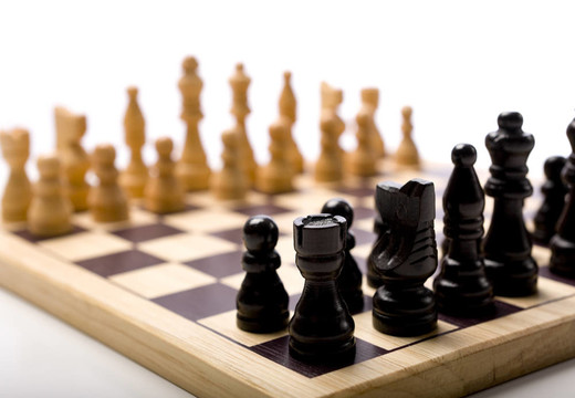白色背景下的國際象棋