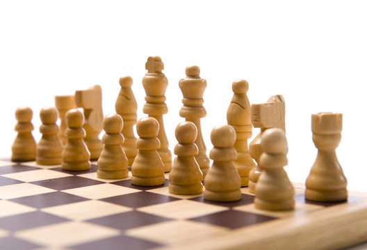 白色背景下的國(guó)際象棋
