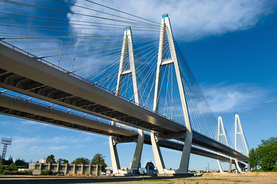 橫跨河的纜索支撐橋