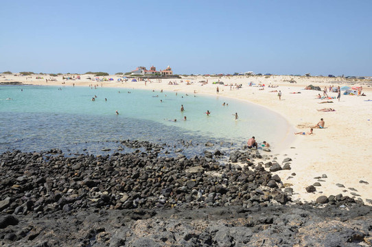 海灘附近的El cotillo加那利群島的富埃特文圖拉島島；西班牙；