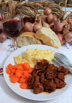 牛bourguignonne餐酒和面包