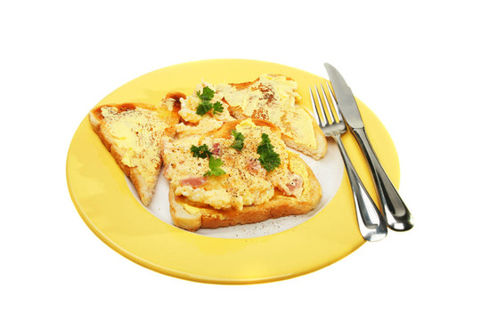 烤面包片上炒雞蛋