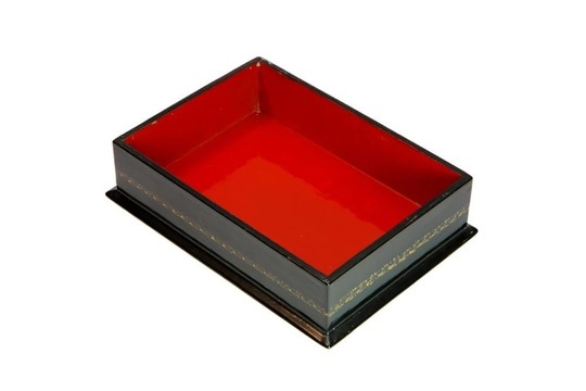 打開深綠色的木棺材紅襯隔離
