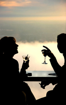 夫婦在天空喝一杯