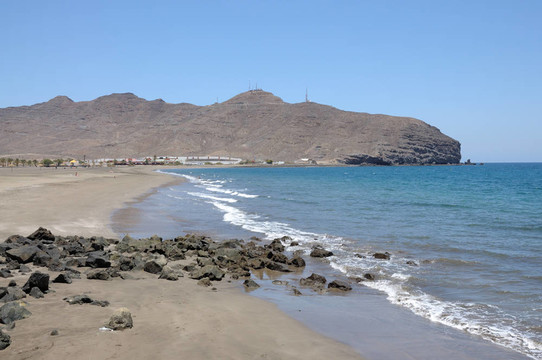 在加那利群島的富埃特文圖拉島島的黑沙灘；西班牙