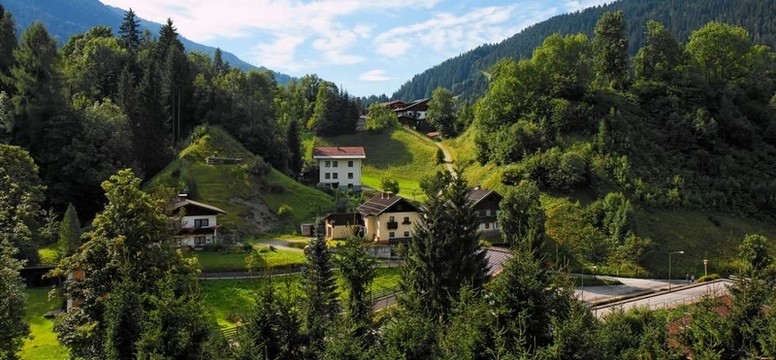 高山下的山村日出