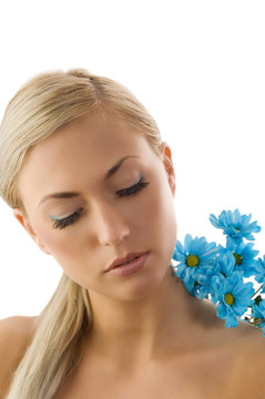 金发女孩和蓝色的菊花