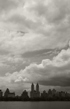 中央公园水库上空的乌云