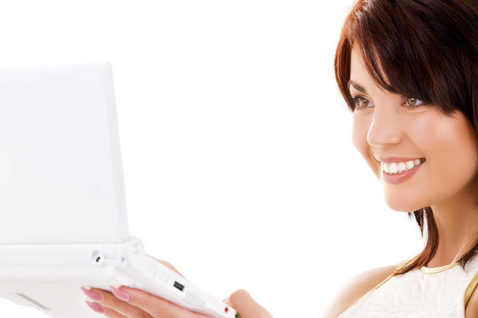 帶著筆記本電腦的快樂女人