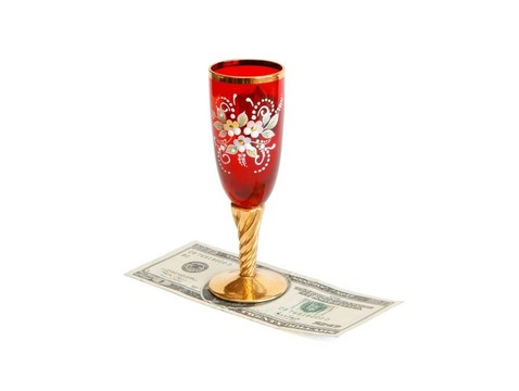 金色鈔票上的金黃色紅酒杯