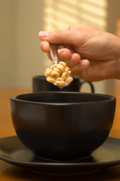 早餐包括麥片牛奶和奶油咖啡