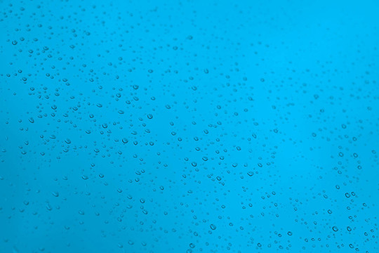 窗戶上的藍(lán)色水滴
