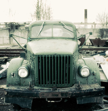 舊卡車在垃圾場
