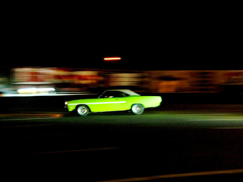 賽車(chē)在夜間運(yùn)動(dòng)