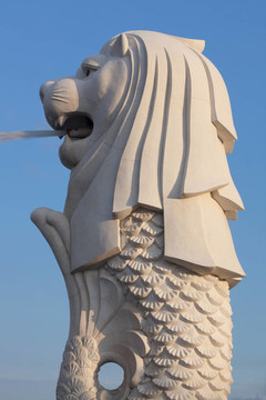 在日落中的新加坡濱海灣魚尾獅圖標(biāo)剖面視圖
