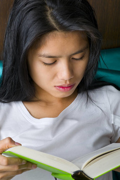 亞洲女人讀一本書