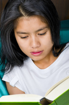 亞洲女人讀一本書