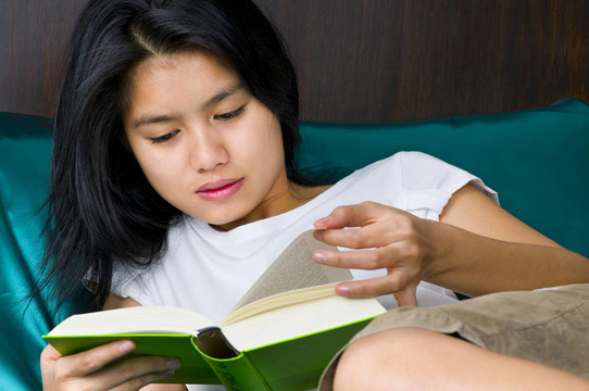 亞洲女人讀一本書