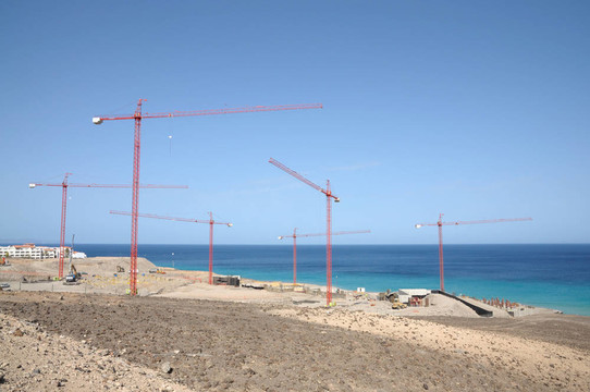在加那利群島的富埃特文圖拉島島海岸施工現(xiàn)場；西班牙