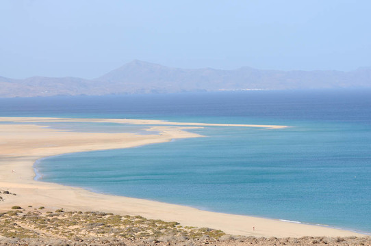 的Playa de Sotavento鳥瞰加那利群島的富埃特文圖拉島島；西班牙；