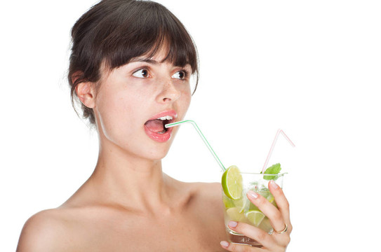年輕性感的女人雞尾酒