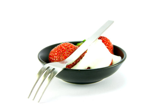 用叉子吃草莓和奶油