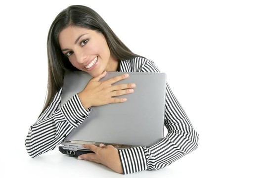 黑發(fā)女人抱著筆記本電腦