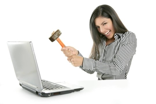 憤怒的黑人女商人用錘