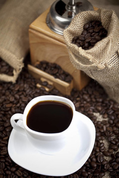 咖啡杯和咖啡豆