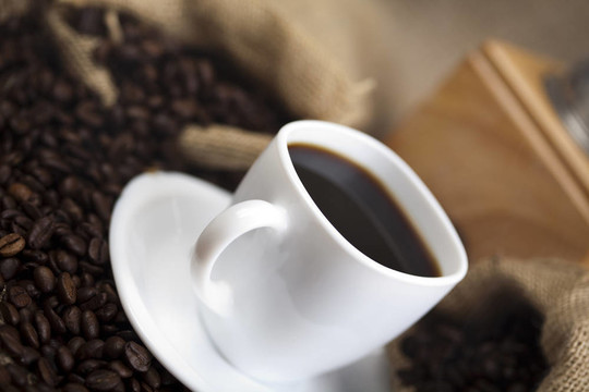 咖啡杯和咖啡豆