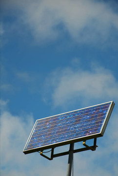 防多云藍天的太陽能電池板