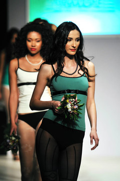 時(shí)裝秀的女人uderwear