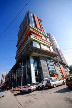 現(xiàn)代建筑在晴朗的天空和清澈的藍(lán)天