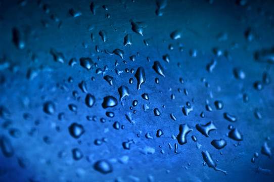在水槽里濺起