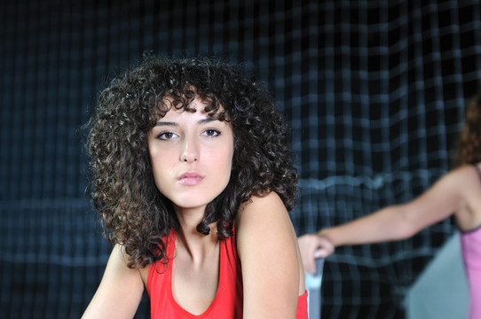 年輕的女人rerlaxing健身鍛煉