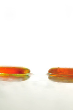 孤立的濕禪石與飛濺的水滴