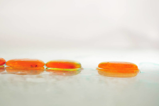 孤立的濕禪石與飛濺的水滴