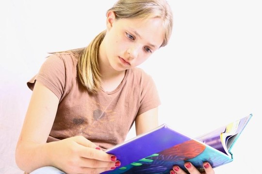 年輕女孩閱讀書