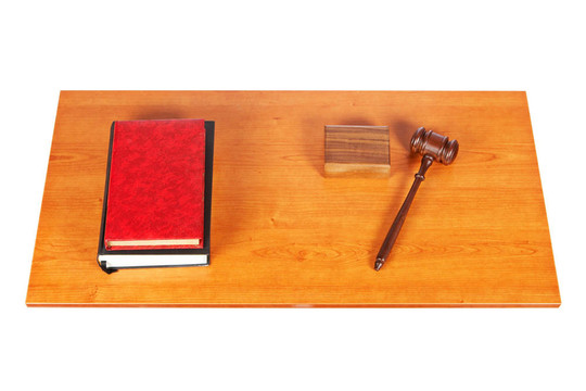 木制槌和法律書籍