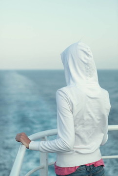 年輕的女人看著大海