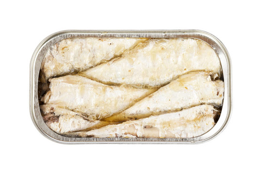 在開罐頭沙丁油魚