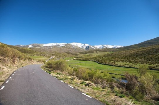 農(nóng)村公路在格雷多斯山脈
